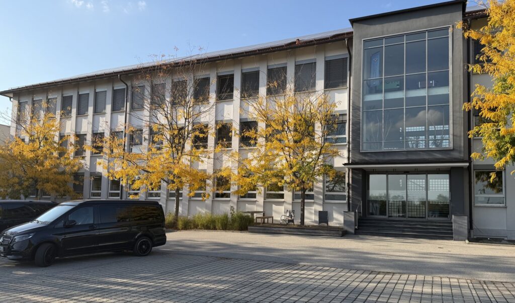 Das Bürogebäude der WEKU in Simbach am Inn an einem Herbsttag