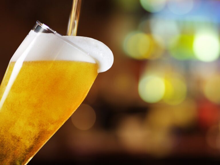 Frisch gezapftes Bier wird ins Glas eingeschenkt